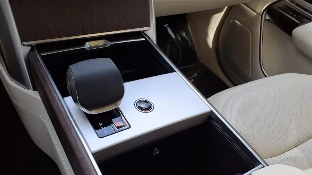2025 Land Rover Range Rover P400 SE LWB