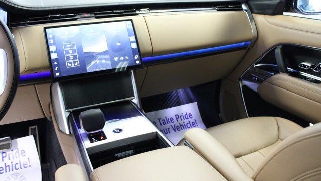 2025 Land Rover Range Rover P400 SE LWB