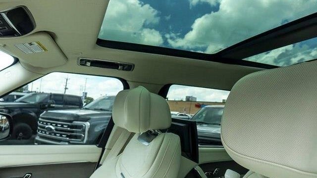 2026 Land Rover Range Rover P615 SV LWB