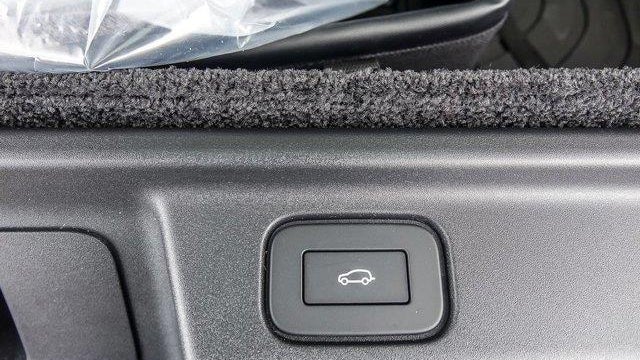 2026 Land Rover Range Rover P615 SV LWB