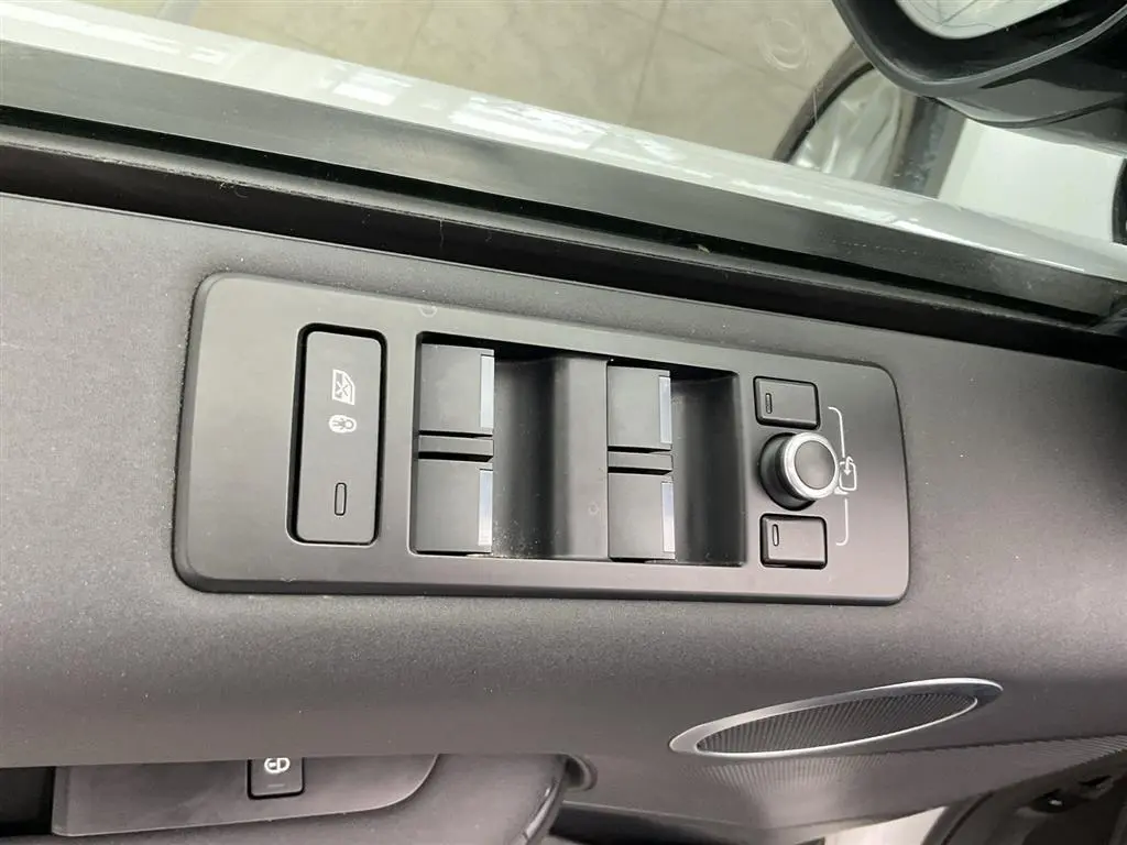 2020 Land Rover Discovery - $12,495
