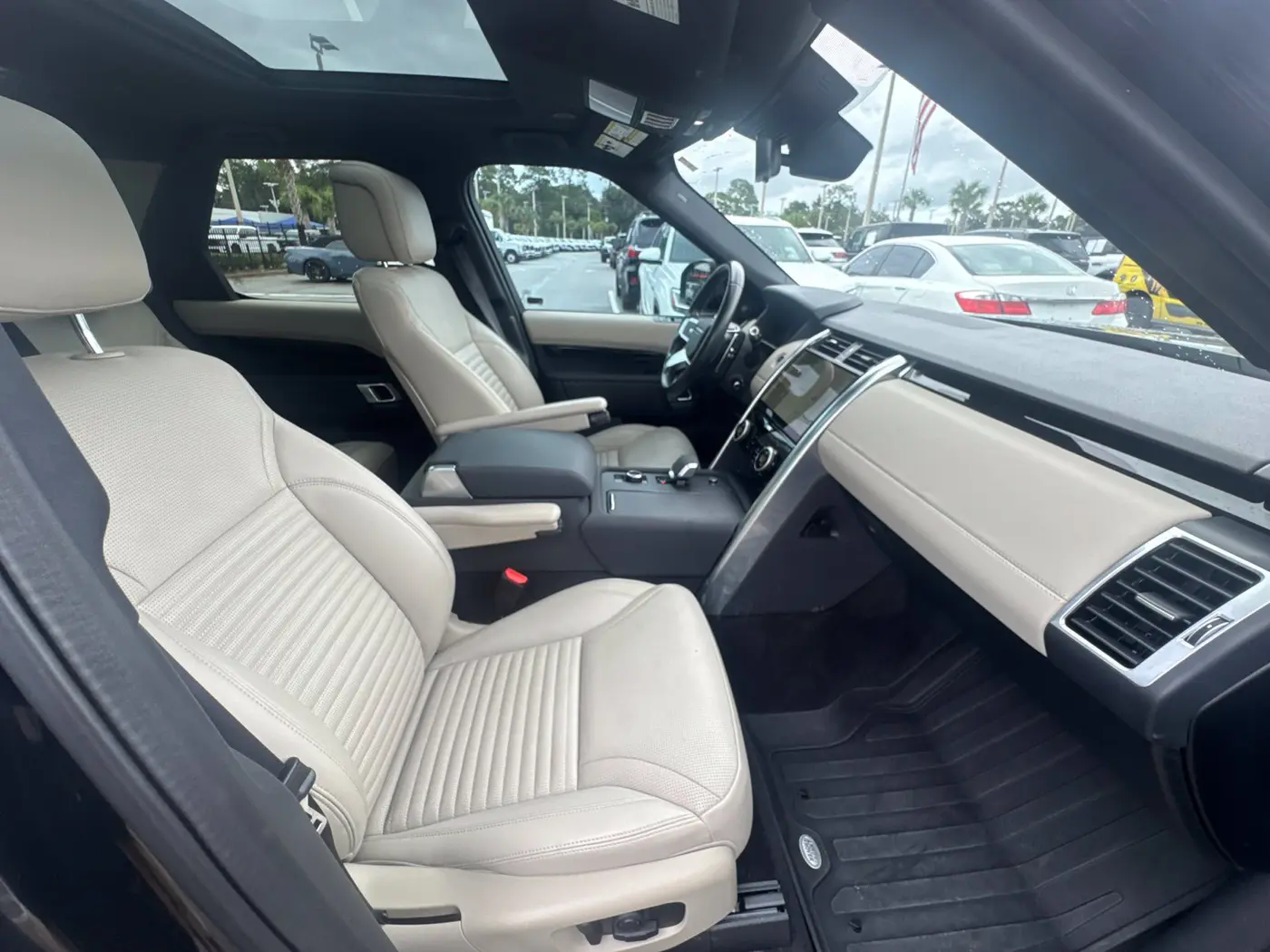 2022 Land Rover Discovery - $26,897