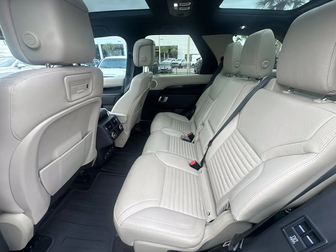 2022 Land Rover Discovery - $26,897