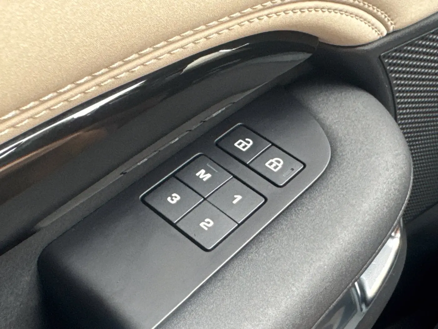 2022 Land Rover Discovery - $26,897