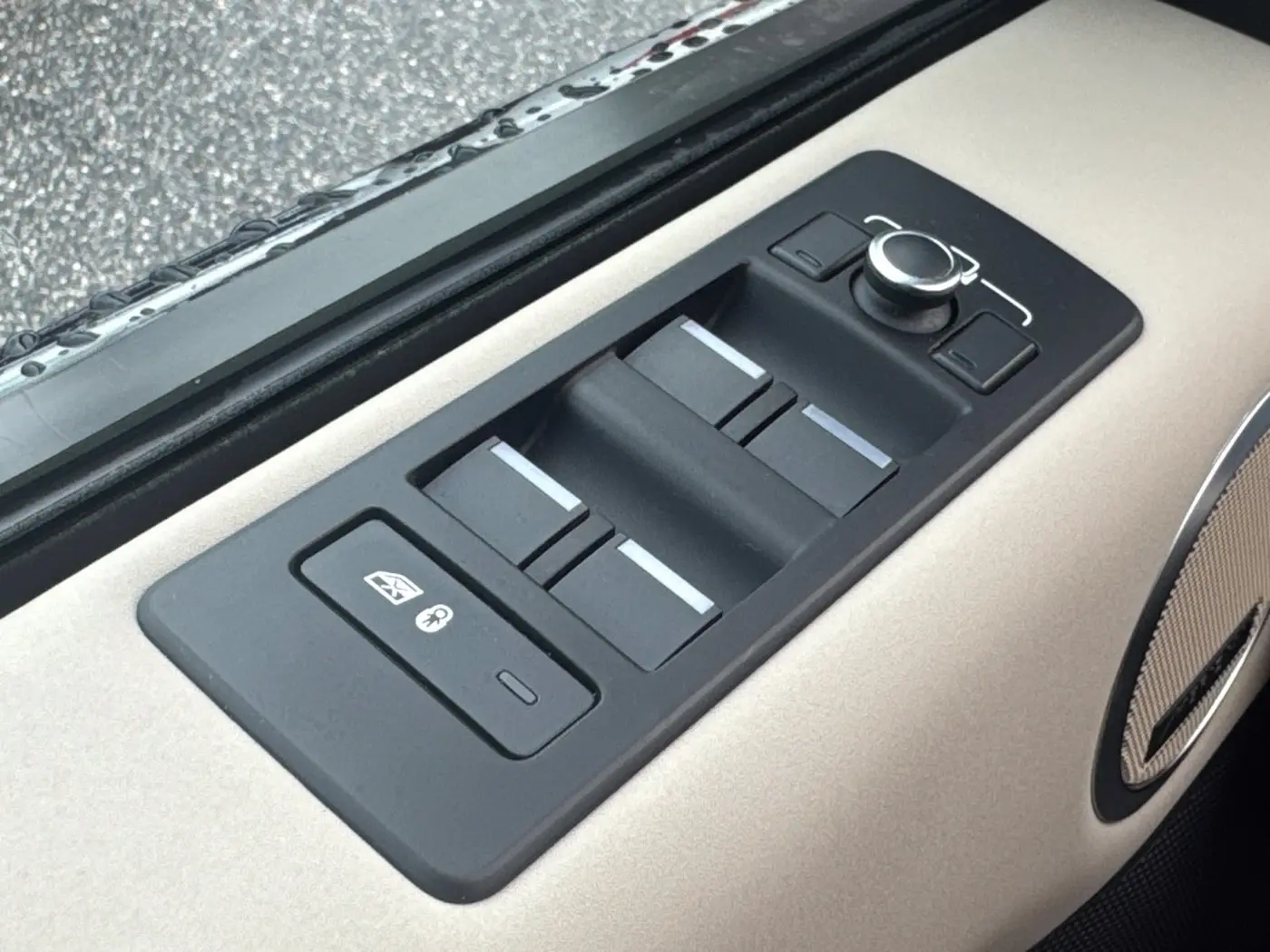 2022 Land Rover Discovery - $26,897