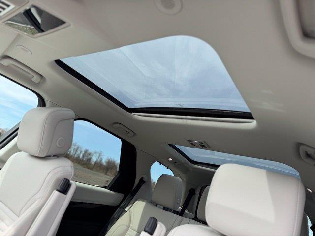 2025 Land Rover Discovery - $48,778