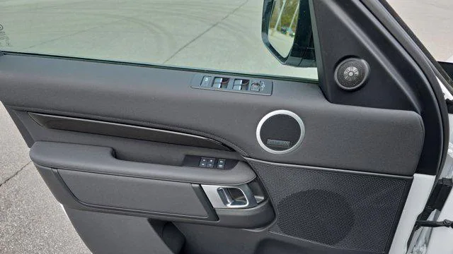 2025 Land Rover Discovery P300 S