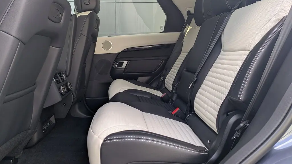 2025 Land Rover Discovery P300 S