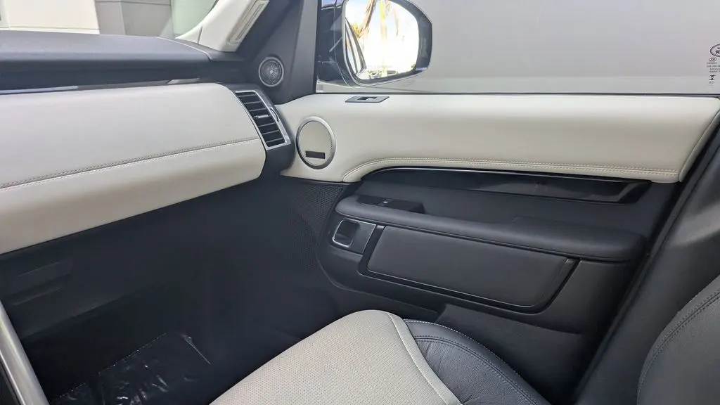 2025 Land Rover Discovery P300 S