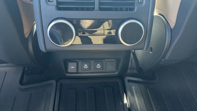 2024 Land Rover Discovery P300 Dynamic SE