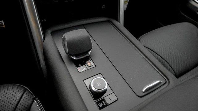 2025 Land Rover Discovery P300 Dynamic SE