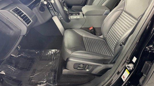 2025 Land Rover Discovery P300 Dynamic SE