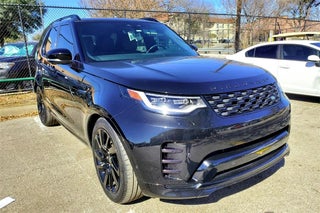 2024 Land Rover Discovery with Santorini Black Metallic Exterior