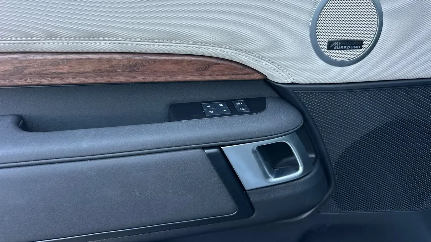2025 Land Rover Discovery P360 Dynamic SE