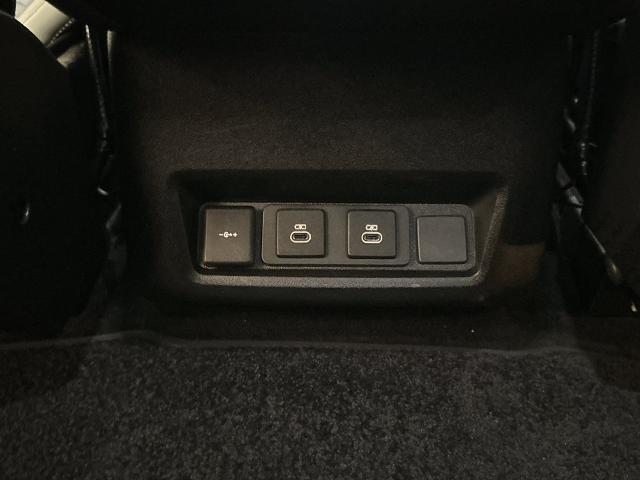 2023 Land Rover Discovery - $31,500