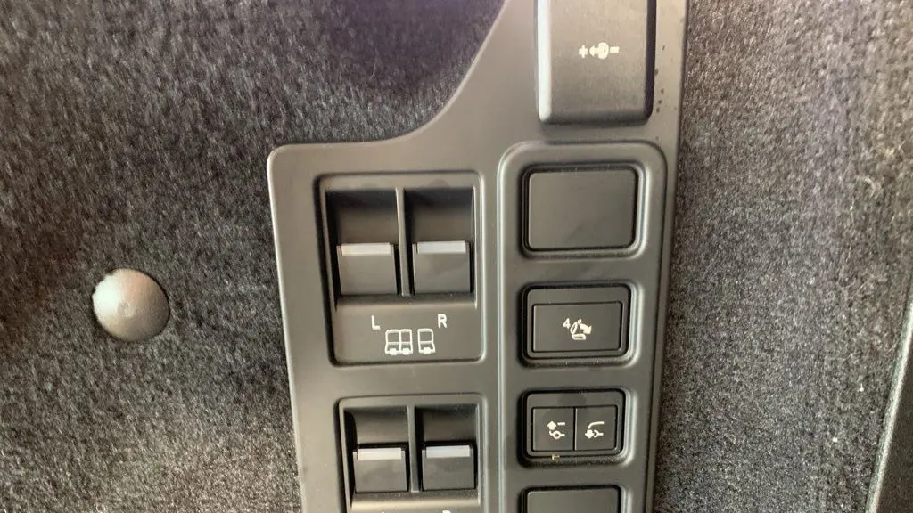 2023 Land Rover Discovery P300 S R-Dynamic