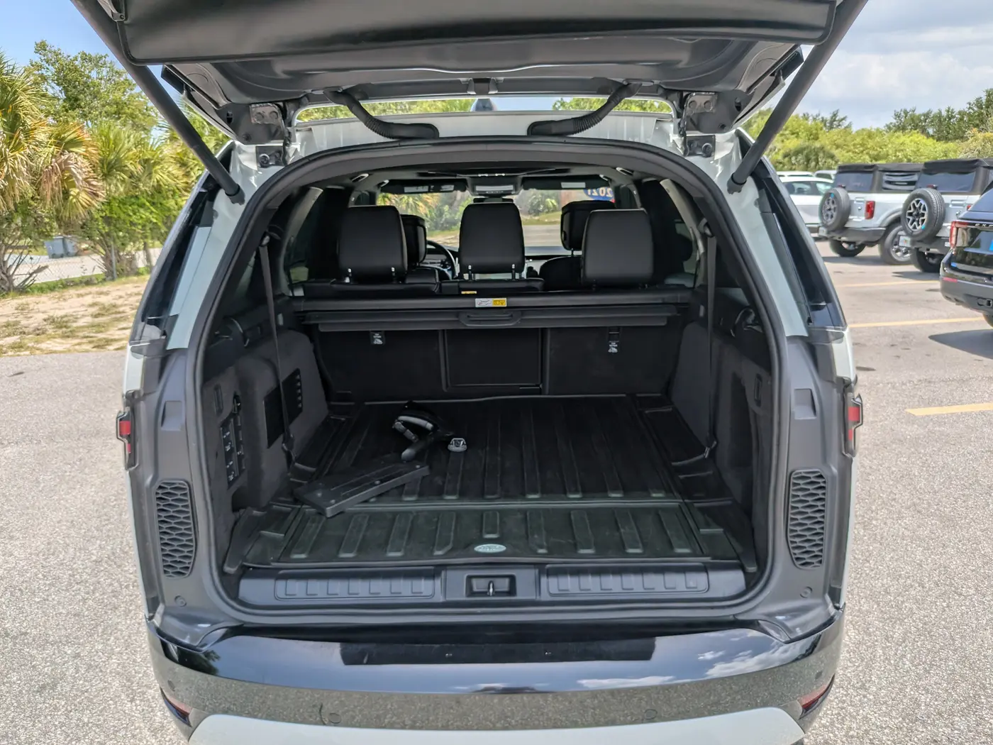 2021 Land Rover Discovery - $25,772