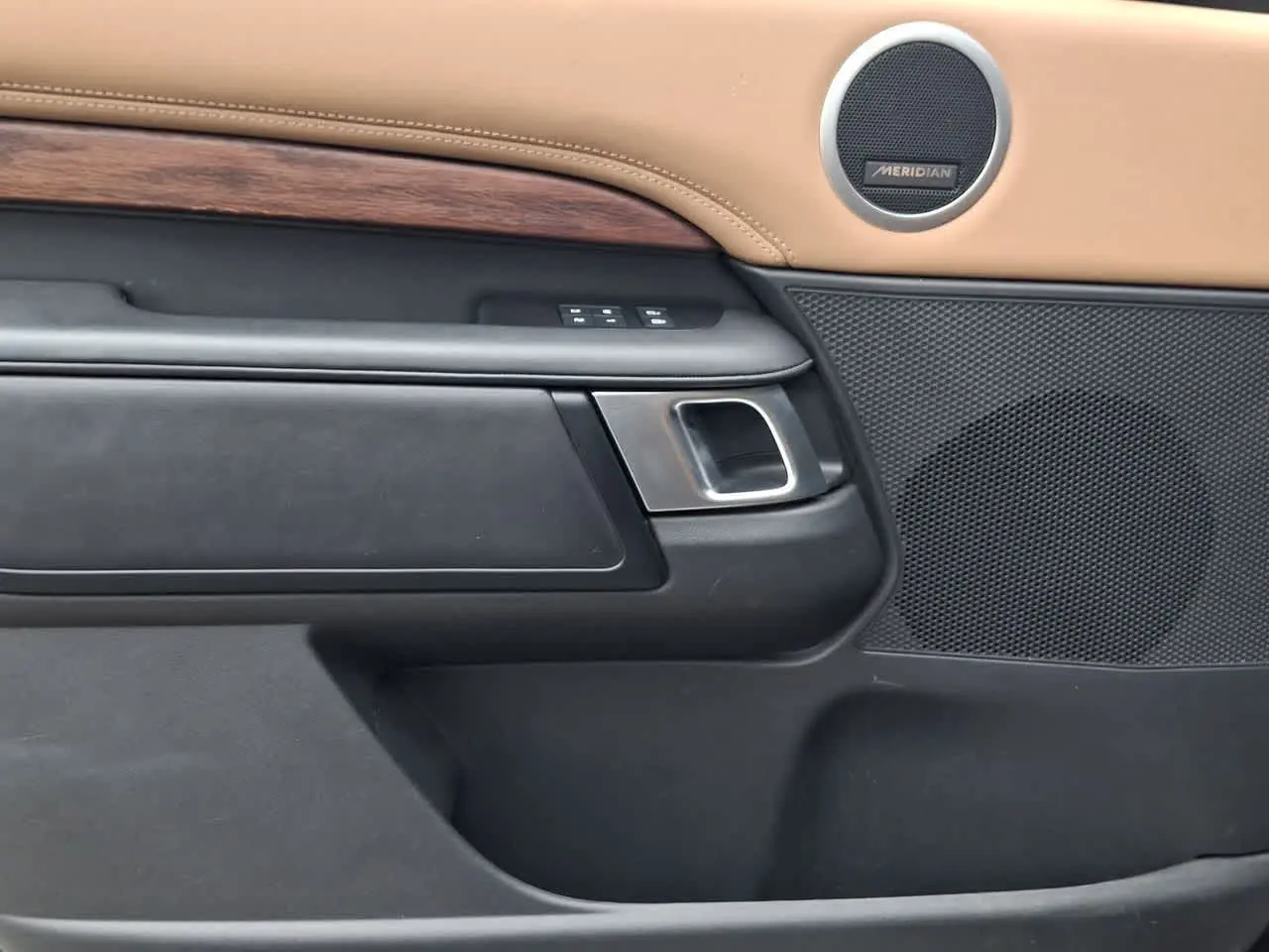 2023 Land Rover Discovery - $28,999