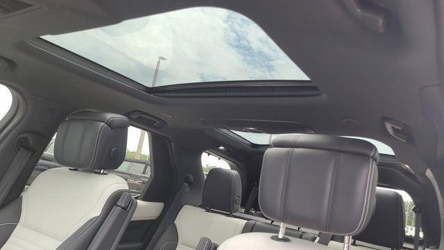 2023 Land Rover Discovery P360 Metropolitan Edition