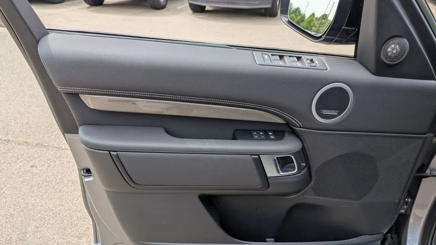 2023 Land Rover Discovery P360 Metropolitan Edition