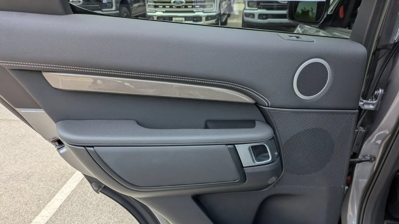 2023 Land Rover Discovery P360 Metropolitan Edition