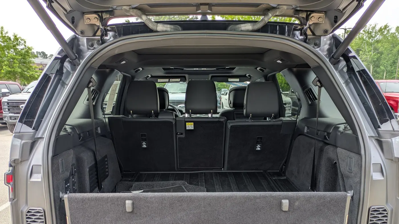 2023 Land Rover Discovery P360 Metropolitan Edition