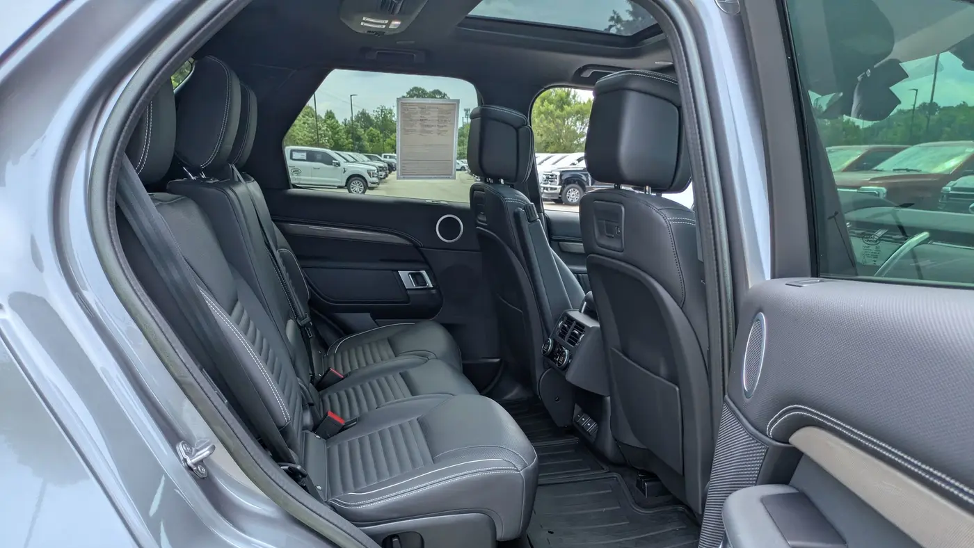 2023 Land Rover Discovery P360 Metropolitan Edition