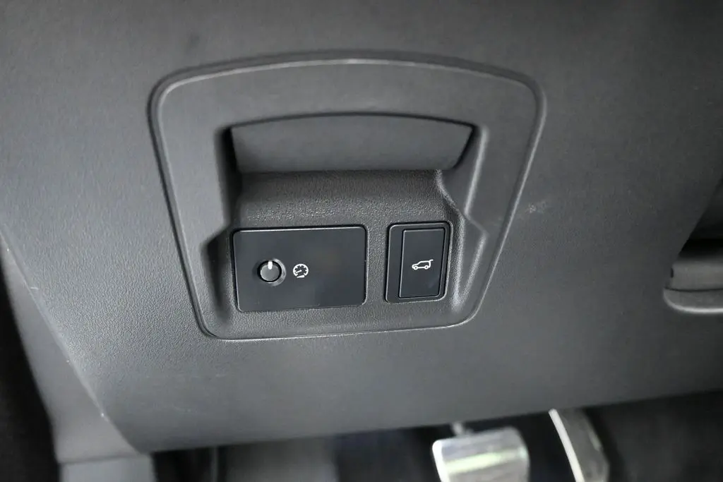 2025 Land Rover Range Rover Velar - $33,990