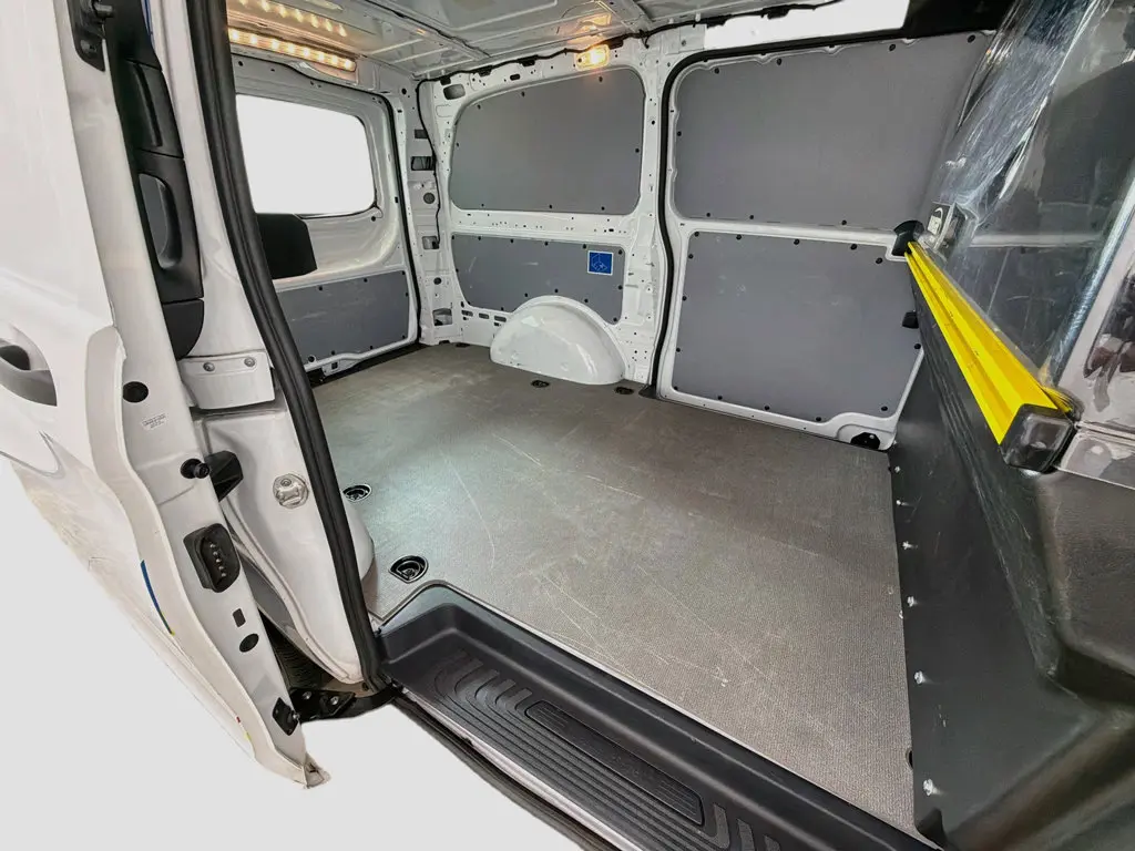 2022 Mercedes-Benz Metris - $25,990