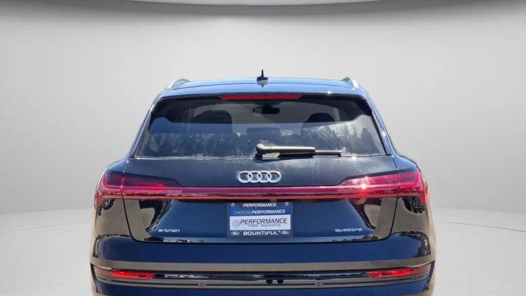 2022 Audi e-tron quattro Premium