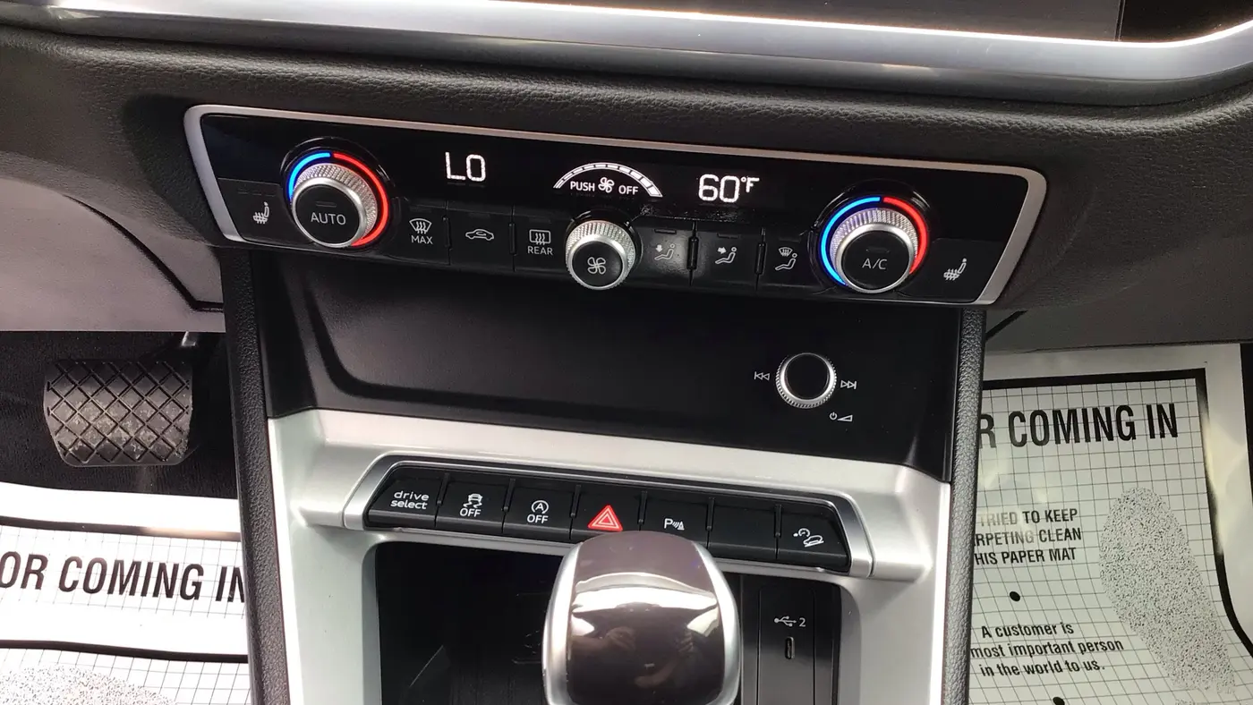 2022 Audi Q3 quattro Premium Plus 40 TFSI