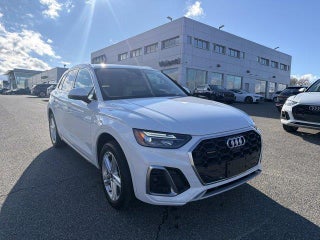 2024 Audi Q5 with Glacier White Exterior