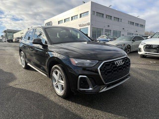 2025 Audi Q5 with Mythos Black Metallic Exterior