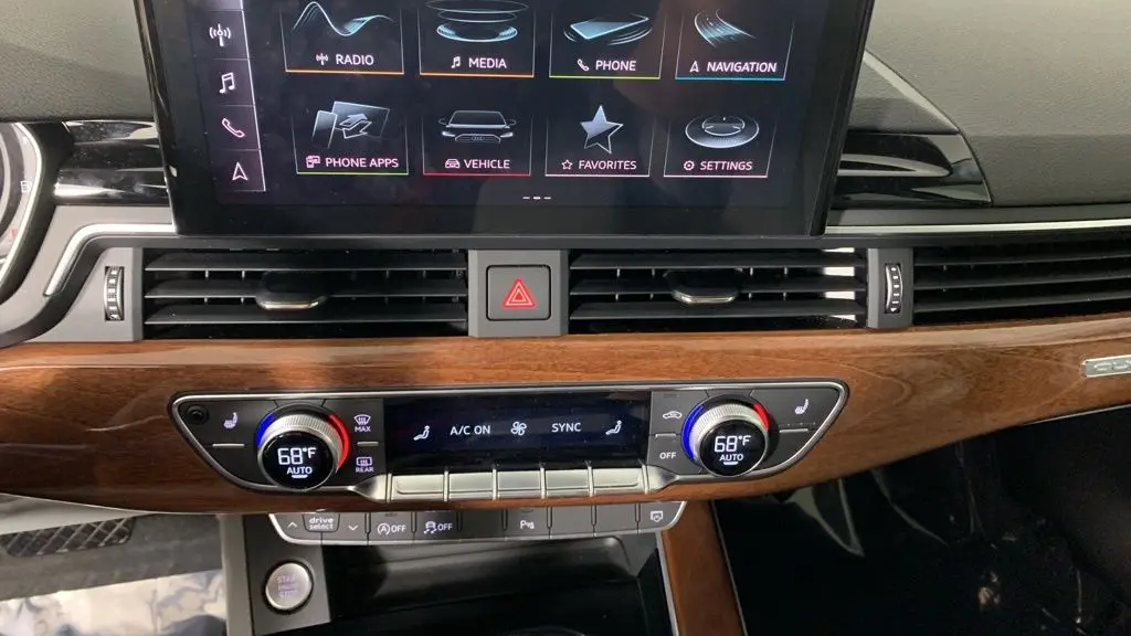 2022 Audi A4 quattro Premium 40 TFSI