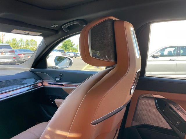 2026 BMW 740i - $99,447