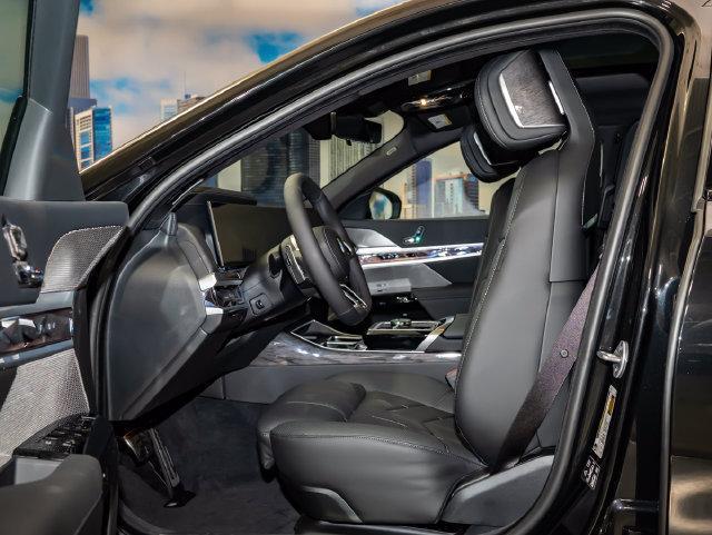 2026 BMW 760i - $122,499