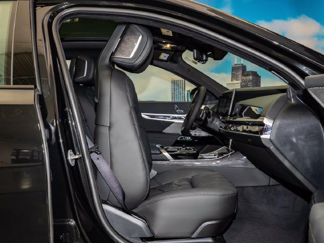 2026 BMW 760i - $122,499