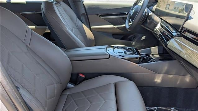 2025 BMW 5 Series 530i