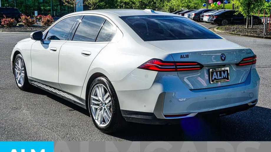 2025 BMW 5 Series 530i