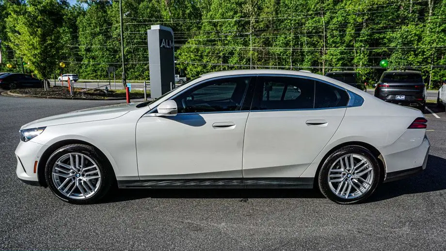 2025 BMW 5 Series 530i