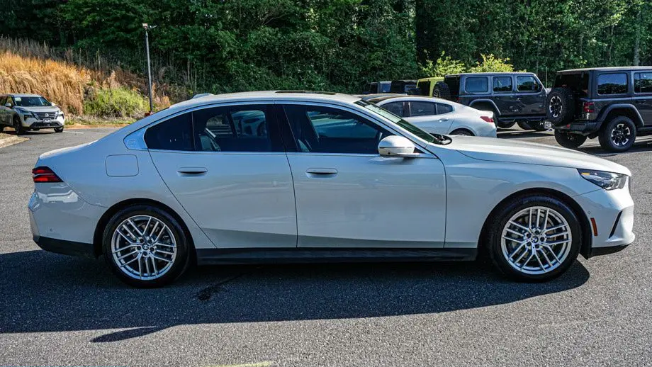 2025 BMW 5 Series 530i