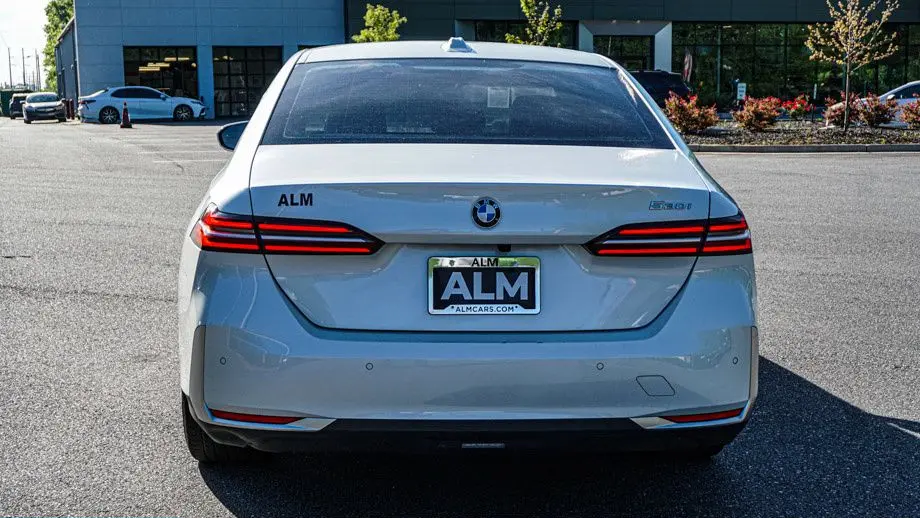 2025 BMW 5 Series 530i
