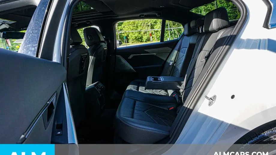 2025 BMW 5 Series 530i