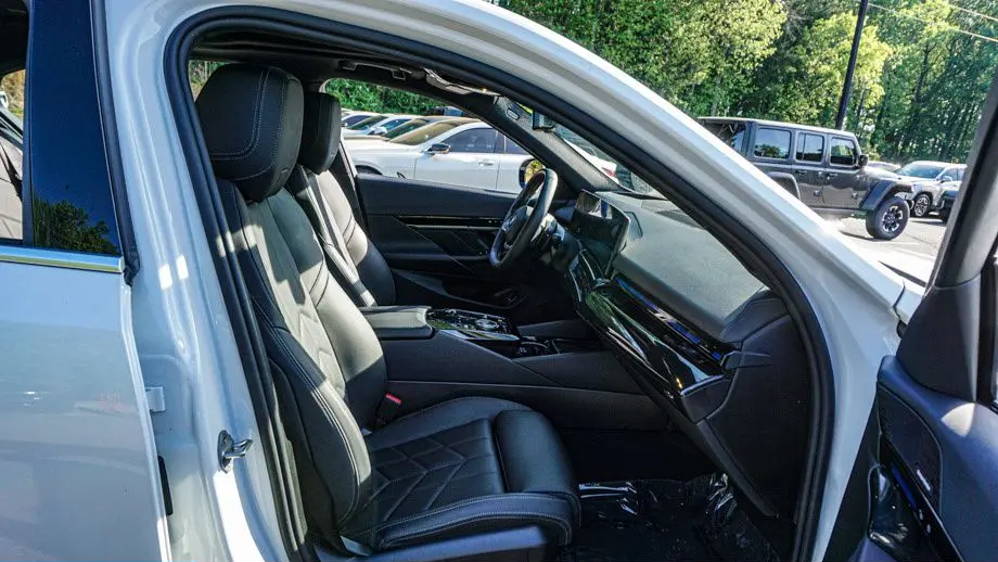2025 BMW 5 Series 530i