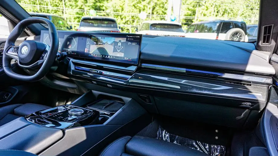 2025 BMW 5 Series 530i