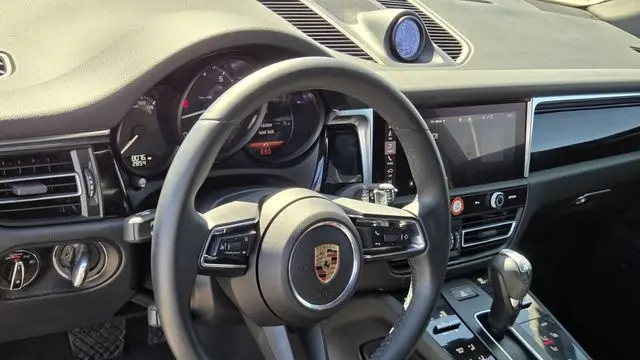 2025 Porsche Macan Base