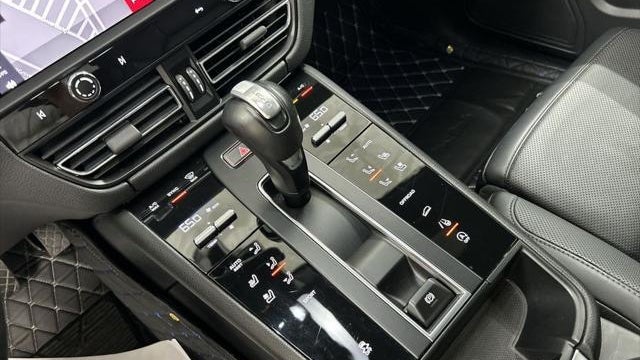 2023 Porsche Macan Base