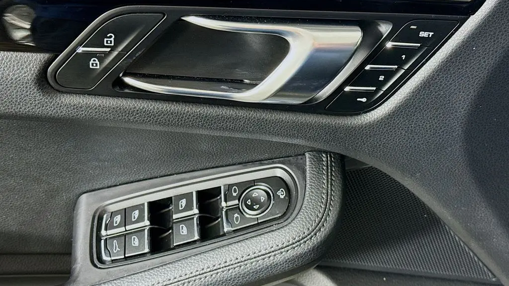 2023 Porsche Macan Base