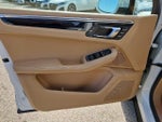 2016 Macan Thumbnail 25