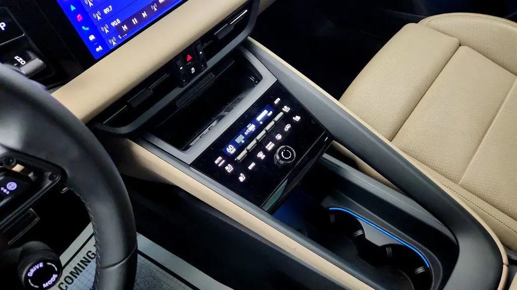 2025 Porsche Macan 4S Electric